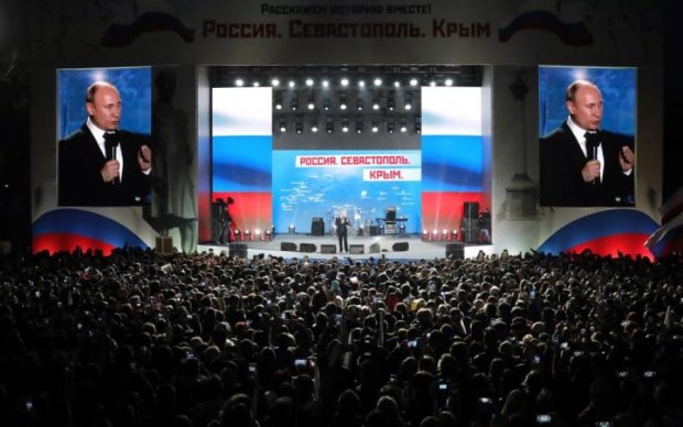 Крепко обнимаю: Путин выступил в оккупированном Крыму с циничной речью