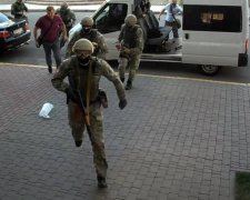 Копы провели масштабные обыски киевских чиновников. Что известно