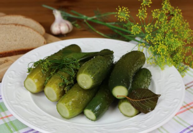 К картофелю, мясу и салатам - рецепт приготовления малосольных огурцов по-абхазски