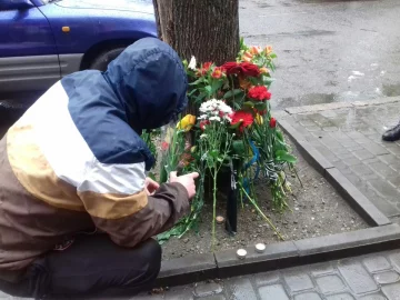 Вандали розтрощили пам'ятну дошку українському герою, Думская