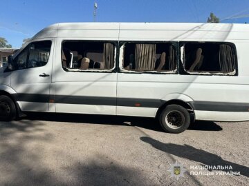 Наслідки атаки російського безпілотника на рейсовий автобус, траса Нікополь-Дніпро перекрита