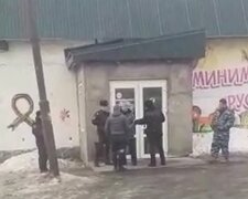 Депутат повадился воровать икру в супермаркете, фото uglegorsk.news