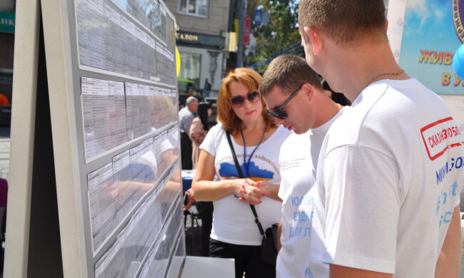 Грабували безробітних: скандал "на біржі" прогримів на всю Вінницю, апетити чиновників пробили дно