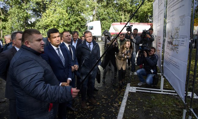 Результати діяльності уряду Гройсмана: дороги так і не стали новими, мільйони українців виїхали на заробітки