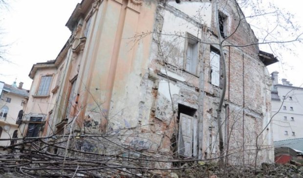 Памятник архитектуры превращается в руины посреди Львова
