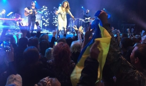 На концерте Тины Кароль развернули 20-метровый флаг Украины (видео)