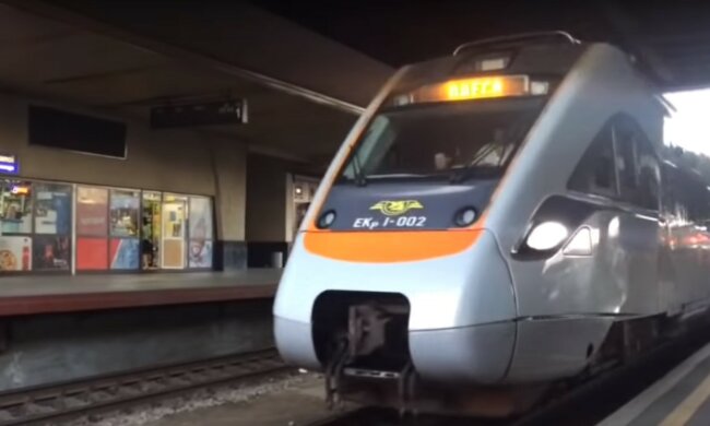 поезд, скриншот из видео