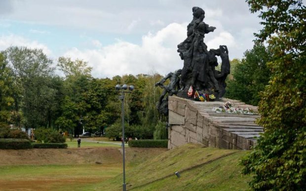 Что нужно знать о памятниках Бабьего Яра в годовщину трагедии