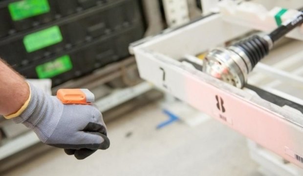 На заводе Skoda сканеры заменили рукавицами