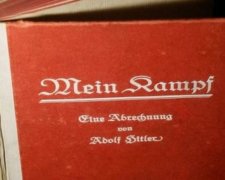 Скандал: впервые за 70 лет немцы переиздадут книгу Гітлера "Майн Камф" 