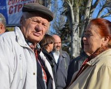 Запорожские пенсионеры празднуют коммунистический праздник (фото)