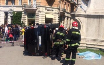 Внедорожник влетел в толпу людей во Львове: опубликованы жуткие кадры