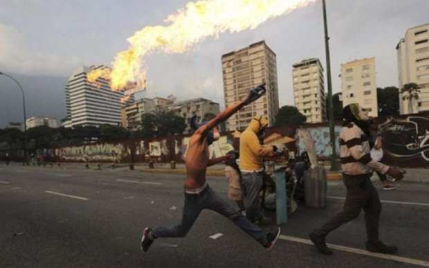Восстание в Венесуэле: на военную базу якобы напали