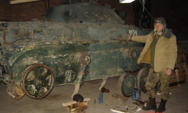 Сільський коваль ремонтує військові автівки