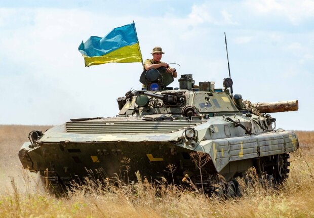 "Сигнал врагу, что это наша земля!": боец ВСУ храбро развернул флаг Украины на Донбассе