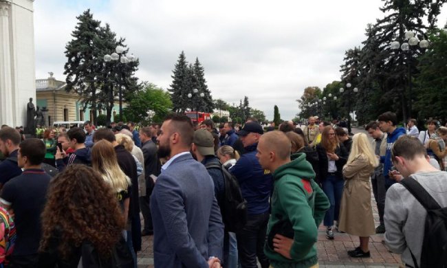 Сотні розлючених українців штурмують Верховну Раду, висунули вимоги Зеленському: перші подробиці та фото