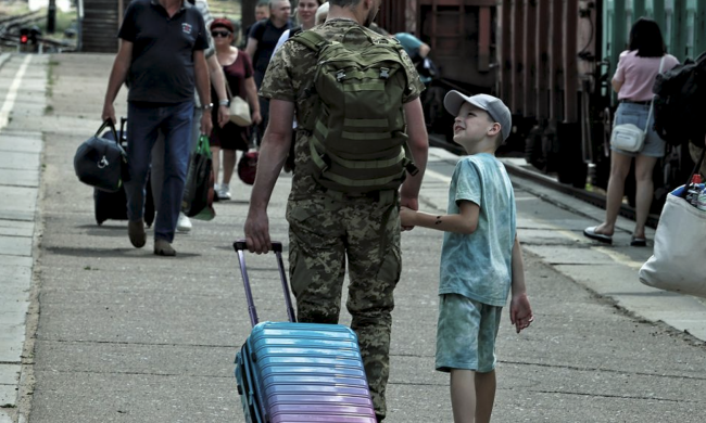 Український військовий із дитиною