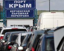 Керченська переправа зупинилася через шторм