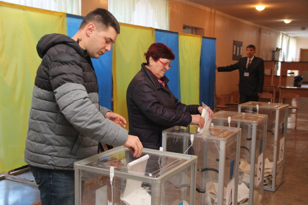 Сутичка Зеленського і Порошенка: коли відбудеться другий тур виборів президента України