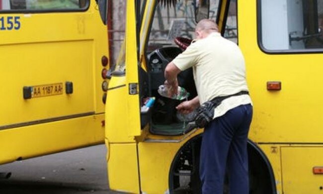 В столице на остановке прямо за рулем умер водитель маршрутки