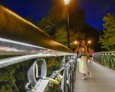 Вперше після Майдану: киян вразив оновлений Міст закоханих