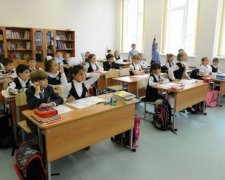 Міносвіти заборонило вчитися по суботах і збільшувати кількість уроків