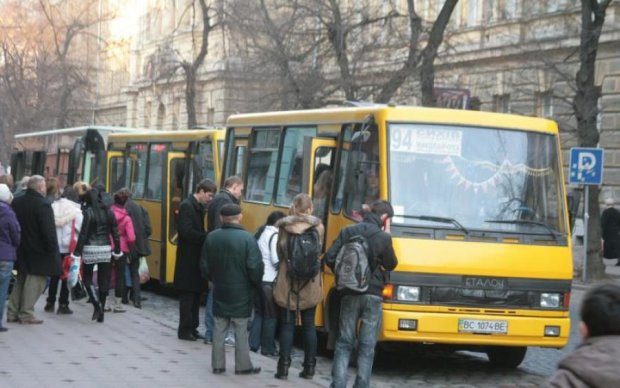 Минус один маршрут: киевлян спасли от желтого хлама на колесах