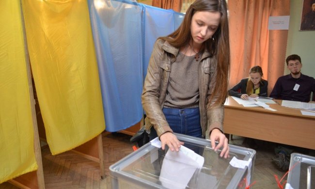 Кияни кидають монетки" просто перед дільницями: за кого голосувати - вирішить орел або решка