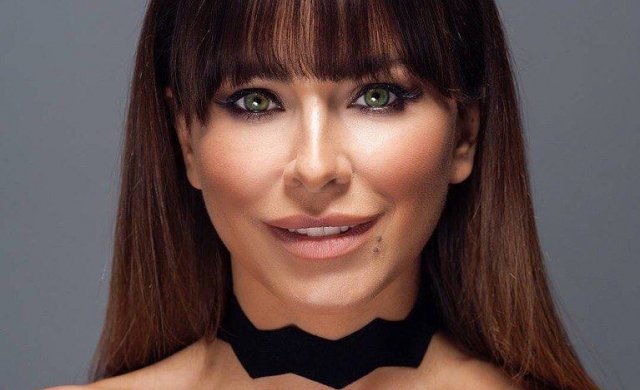 Странное платье Лорак едва удержало ее грудь, у фанатов - масса вопросов