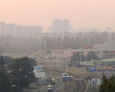 Кияни в паніці: столицю затягнуло задушливим смогом