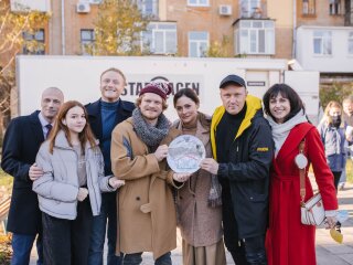 актори і режисер серіалу "Врятувати маму"