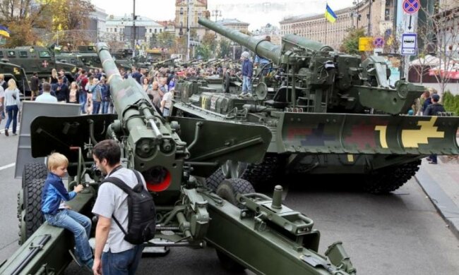 У центр Києва звезли танки і Гради: фото
