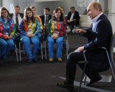 Привчають стояти на колінах: фото з російського дитсадка все пояснює