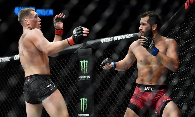 Бійці UFC влаштували рубилово в октагоні в головному бою тижня: відео