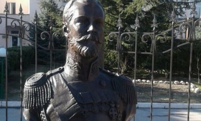 Соцсети взорвал "мироточивый" бюст Николая II "чудотворца"