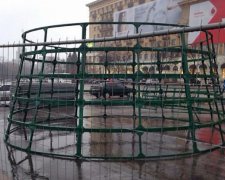 У центрі Харкова вже ставлять новорічну ялинку (фото)