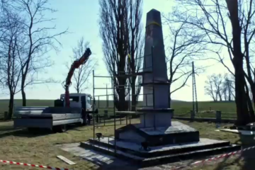 У Польщі знесли обеліск Червоній армії. Скріншот