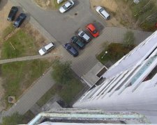 Ви не повірите: киянка упіймала сусіда, який випав з вікна
