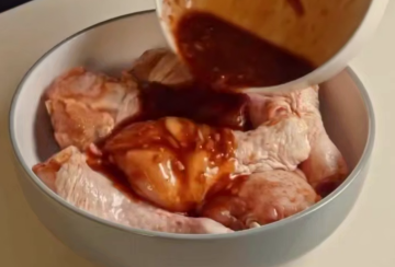 Медово-чесночные куриные ножки, кадр из видео