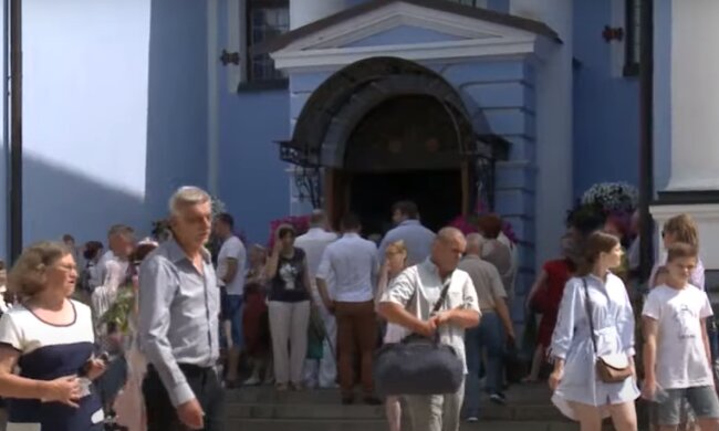 У Тернополі над головами віруючих засвітився німб, кадри дива