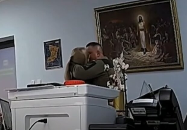 Олександр Ярмошевич цілується із підлеглими / фото: скріншот Youtube