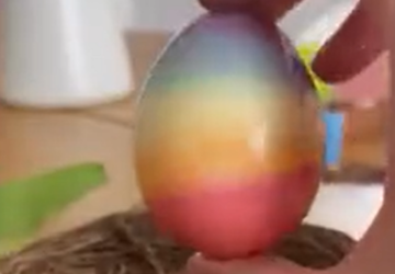 Радужные пасхальные яйца, кадр с видео