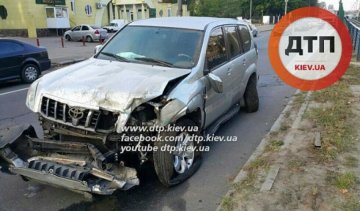 В Киеве Toyota попала колесом в люк и разбилась о забор (фото)