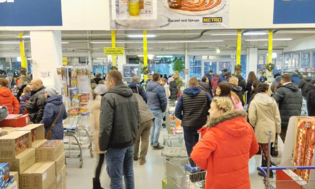 Киевлянин купил бутылку вина "с сюрпризом": пойдет в качестве закуски