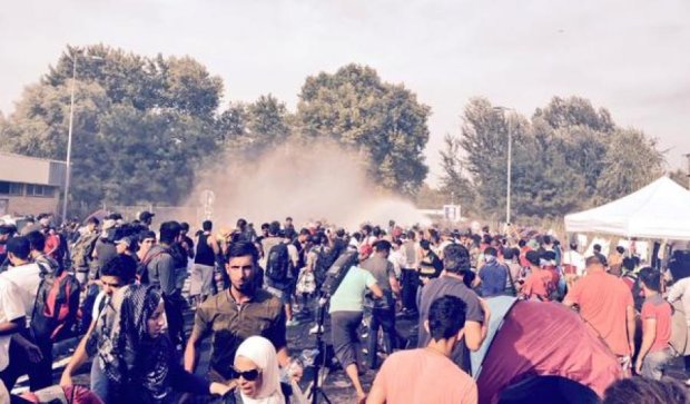 Венгерская полиция применила водометы против беженцев