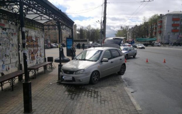 Протаранил остановку и сбежал: на Харьковщине водитель посягнул на "славу" Зайцевой