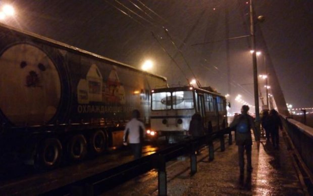 Водитель киевского троллейбуса погиб в жутком ДТП: фото