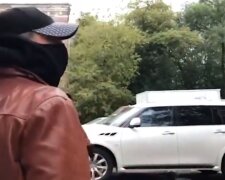 Арарат Кещян біля будівлі суду, кріншот відео