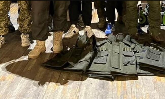 Волонтери передали захисникам Києва необхідні бронежилети