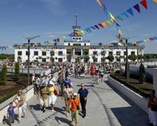 Нестійкі ліхтарі і люки: помилки будівельників на Поштовій площі (фото)
